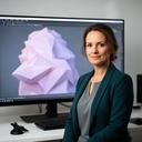 Elena García, profesora de modelado 3D, frente a una pantalla con una escena tridimensional